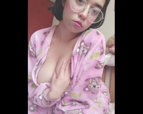 EXQUISITO! - Mi Sugar Babe Se Masturba Con Su Kigurumi Puesto