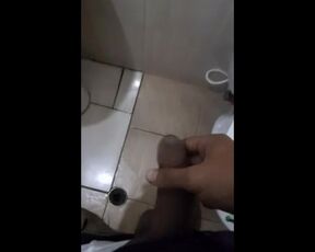 En el baño del trabajo hace travesura