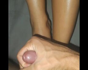 Footjob bellissimi piedini italiana