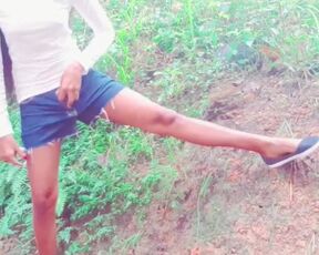 නුවරෙලියේදී හබි අවුස්සන්න sri lankan girl outdoor